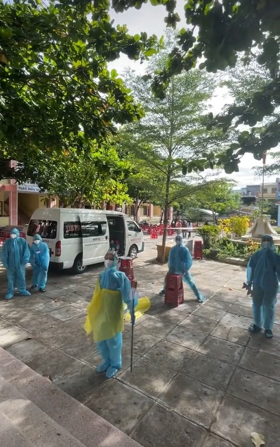 Ở trong điều kiện vật chất còn thiếu thốn, nhóm tình nguyện viên chống dịch COVID-19 đều gắng sức tận dụng những đồ vật có sẵn trong khu cách ly để hóa trang.