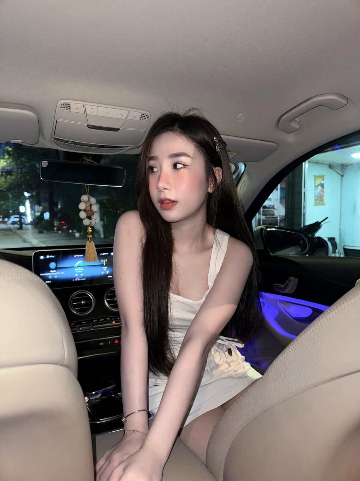 Tuy nhiên, thời gian sau đó, Tiểu Hý dẫn mất chỗ đứng trong lòng người hâm mộ. Cô nàng vướng vào không ít drama, tin đồn thất thiệt. Dù cũng có cố gắng cải thiện hình ảnh nhưng để gây "sốt" giống như thời gian trước đó thì cô gái này chưa chạm đến được.