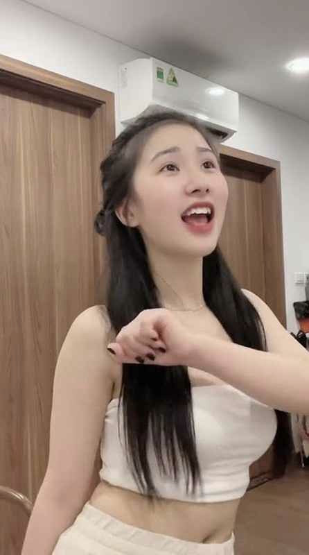 Trước đây, hình ảnh này của Tiểu Hý được đánh giá là có sự kết hợp hoàn hảo giữa biểu cảm khuôn mặt và cách di chuyển cơ thể nhưng lần tái hiện mới nhất này cô lại bị fan nam quay lưng.