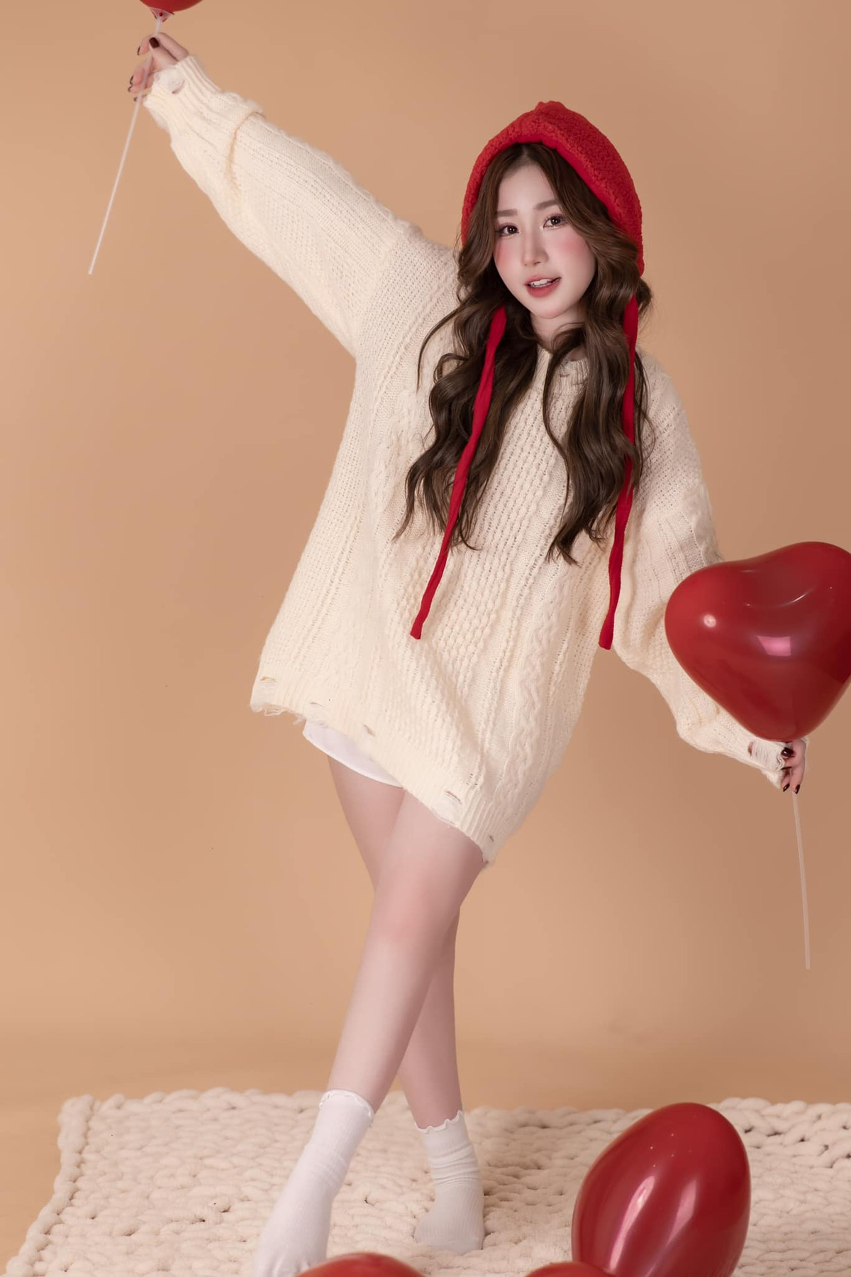 Năm 2021, hình ảnh Tiểu Hý diện áo quây trắng, nhảy quyến rũ trên nền nhạc Hạ Còn Vương Nắng, khoe trọn vòng 1 căng tròn và vòng 2 săn chắc đã nhận về sự quan tâm lớn.