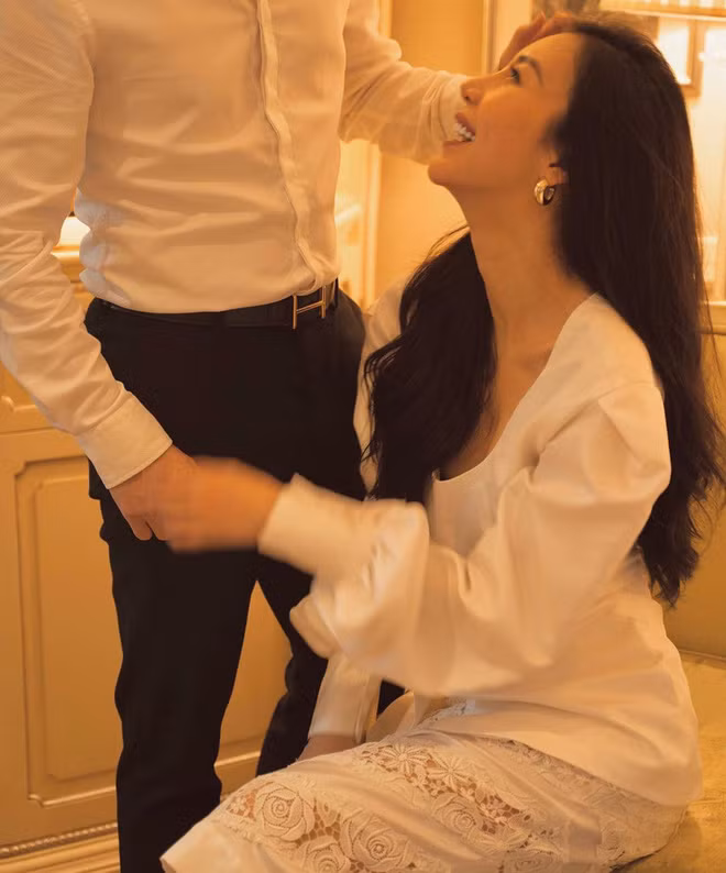 Vũ Ngọc Châm còn dùng lời ngọt ngào để viết về nửa kia: "He best love is the kind that awakens the soul, that makes us reach more, that plants the fire in our hearts and brings peace to our minds. That’s what I hope to give you forever" (Tạm dịch: Tình yêu tuyệt nhất của anh ấy là thứ đánh thức tâm hồn, chạm đến và thắp lên ngọn lửa trong trái tim, mang lại sự bình yên cho tâm trí. Đó là những gì tôi hi vọng sẽ mãi mãi mang đến cho anh).