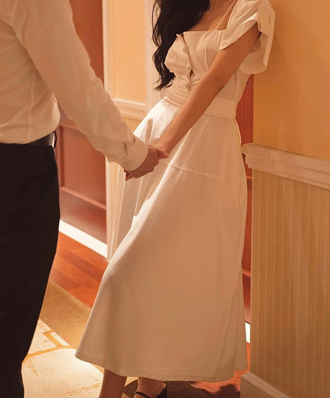 Tuy không công khai danh tính và để lộ mặt nhưng thông qua nhiều hình ảnh, người theo dõi không khó để nhận ra người yêu của Vũ Ngọc Châm rất cao ráo, phong độ.