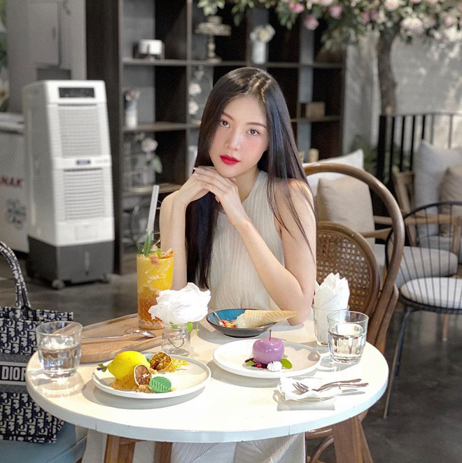 Trong ảnh, Vũ Ngọc Châm cực kì xinh tươi và rạng rỡ. Nhiều người đoán chắc hẳn cô nàng rất được lòng phụ huynh của nửa kia nên mới hẹn hò cà phê và chụp ảnh thân thiết thế này.