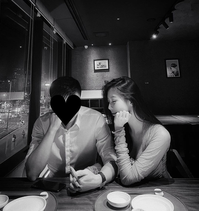 Trước đó, hot girl 9X Vũ Ngọc Châm từng khá nhiều lần khoe ảnh thân mật với một chàng trai giấu mặt khiến nhiều người tò mò về danh tính.