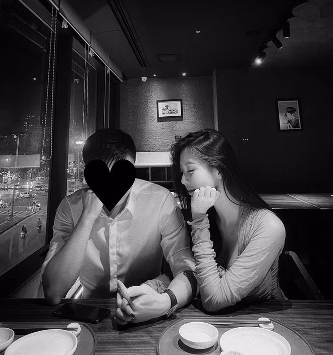 Trước đó, hot girl 9X Vũ Ngọc Châm từng khá nhiều lần khoe ảnh thân mật với một chàng trai giấu mặt khiến nhiều người tò mò về danh tính.