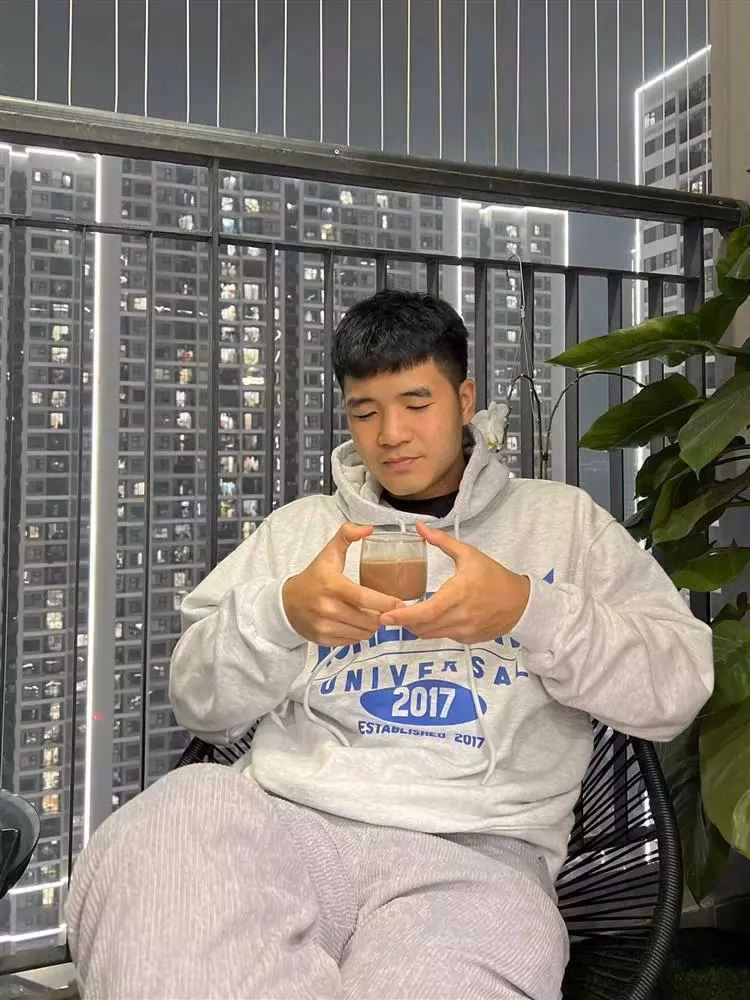 Nổi lên từ giải U23 châu Á, Hà Đức Chinh là một trong những cầu thủ nhận được nhiều quan tâm của người hâm mộ trái bóng tròn. Ngoài những lần tỏa sáng trên sân cỏ, đời tư của chân sút Phú Thọ cũng luôn là tâm điểm.