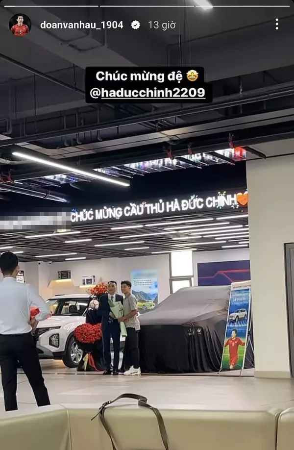 Sau đám cưới với vợ hot girl tên Mai Hà Trang, mới đây Hà Đức Chinh chứng minh độ siêu giàu khi tậu xế hộp.