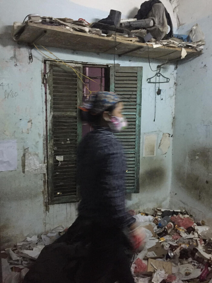 Theo những gì bức ảnh ghi lại thì rác ngập khắp lối đi, vỏ chai nhựa, hộp cơm, túi nilon... ngổn ngang đầy sàn. Bức tường cáu bẩn, cửa sổ bụi đóng thành lớp, loang lổ những vết dơ...