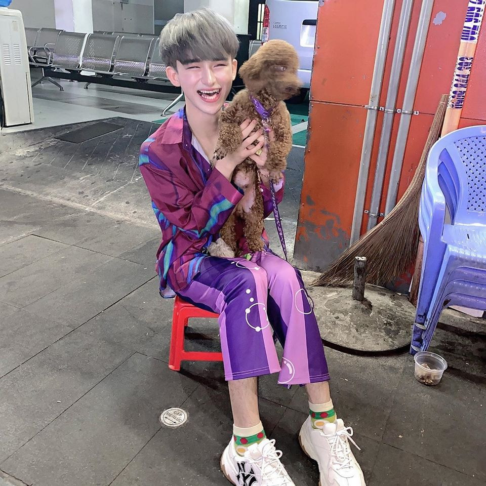 Đức Bo nhận được sự quan tâm qua vẻ ngoài độc lạ, lớp make-up theo phong cách ulzzang Hàn Quốc. Lối trang điểm gắn mác của anh chàng là đôi mắt to tròn, da mặt trắng như bông tuyết, đánh khối chuẩn từng nét và môi son đậm.