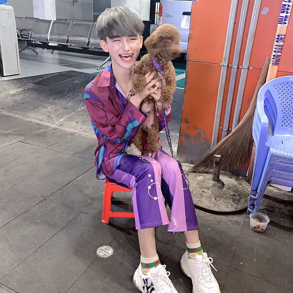 Đức Bo nhận được sự quan tâm qua vẻ ngoài độc lạ, lớp make-up theo phong cách ulzzang Hàn Quốc. Lối trang điểm gắn mác của anh chàng là đôi mắt to tròn, da mặt trắng như bông tuyết, đánh khối chuẩn từng nét và môi son đậm.