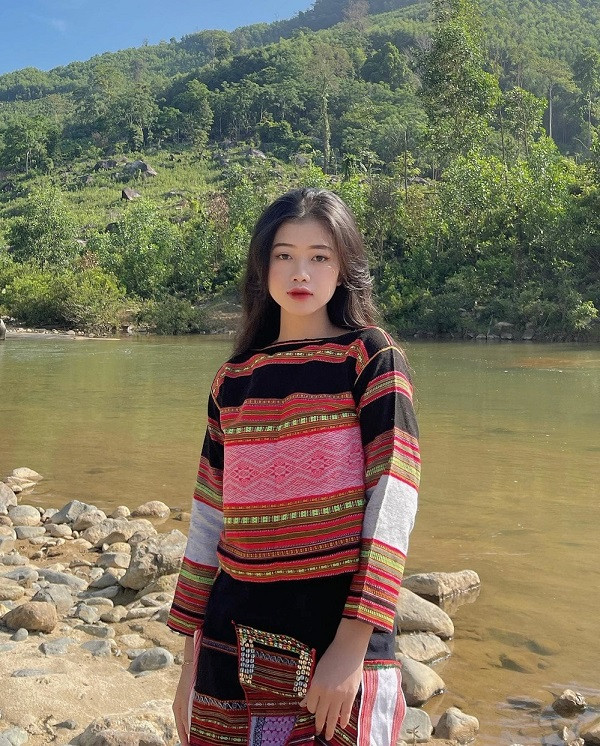 Luôn xuất hiện trong diện mạo chỉn chu khi đến lớp, ấy vậy Trà Giang tiết lộ bản thân chỉ tốn… 10 phút để trang điểm và thay trang phục.