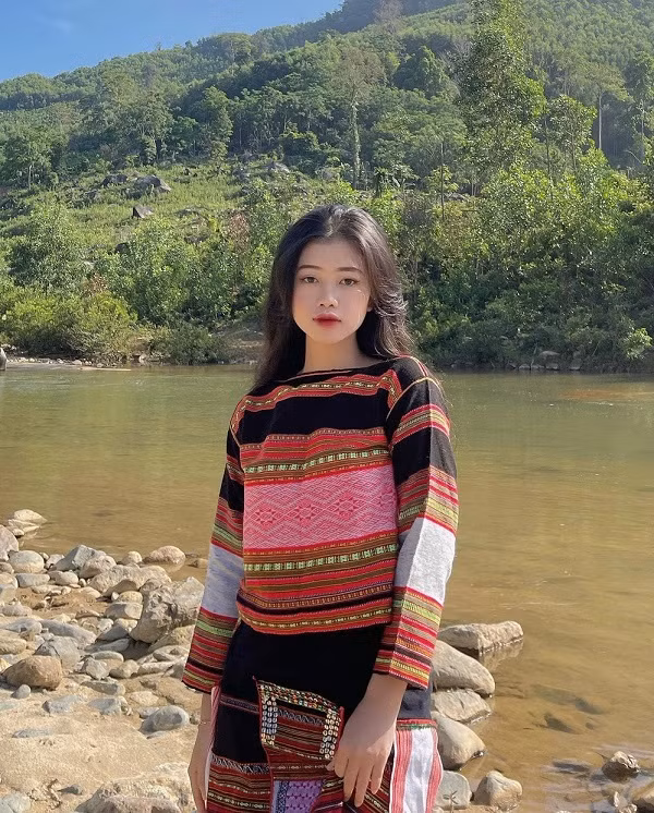 Luôn xuất hiện trong diện mạo chỉn chu khi đến lớp, ấy vậy Trà Giang tiết lộ bản thân chỉ tốn… 10 phút để trang điểm và thay trang phục.