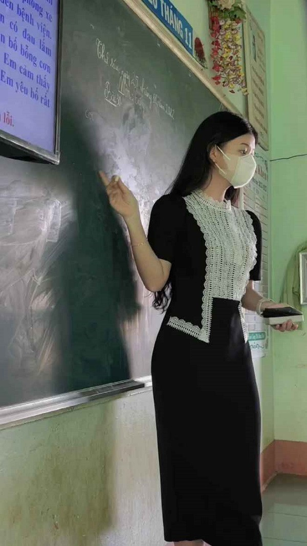 Chưa cần bàn đến nhan sắc của cô nàng, nhưng cứ nhìn cách phối đồ và gu chọn màu trang phục tinh tế là nhiều người đã không cầm được lòng.