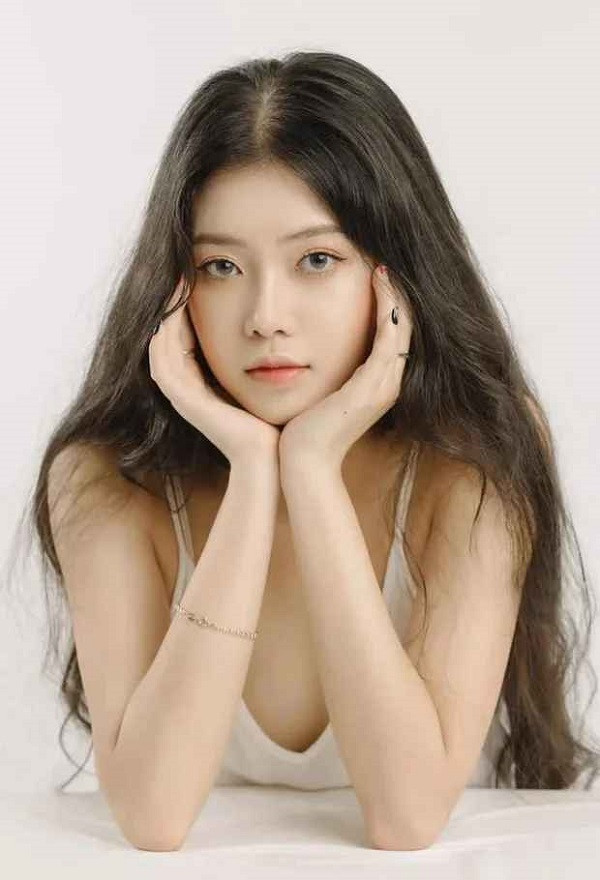 Chủ nhân của loạt clip triệu view này là cô giáo trẻ có tên Trà Giang sinh năm 2000. Hiện cô bạn đang làm việc tại một trường Tiểu học tại thành phố Buôn Ma Thuột, tỉnh Đắk Lắk.