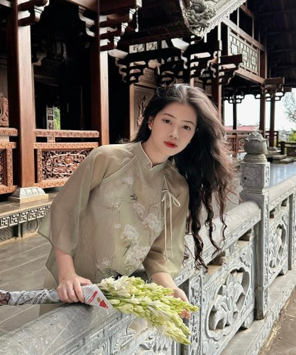 Nói thêm về công việc giáo viên, Trà Giang cho biết cô nàng đã tốt nghiệp chuyên ngành Giáo dục Tiểu học tại trường ĐH Quy Nhơn.