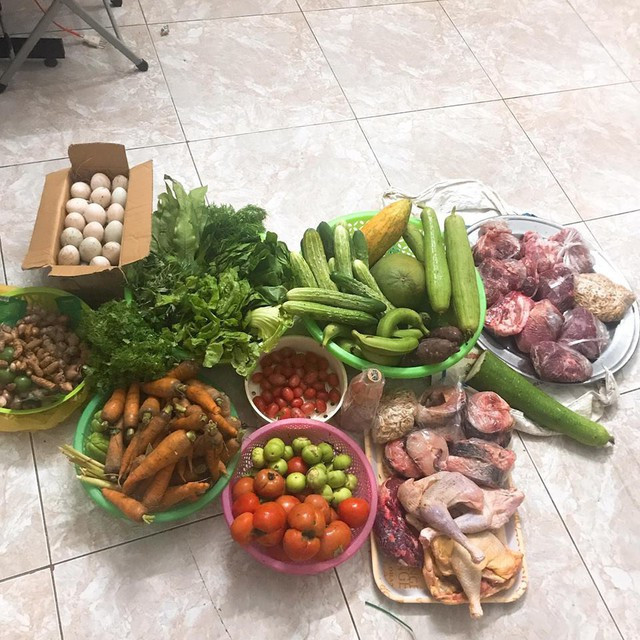 Từ những quả trứng, trái cây, rau củ tưởng chừng mua ở đâu cũng có nhưng khi nhận từ tay bố mẹ nó lại trở nên vô cùng quý giá.