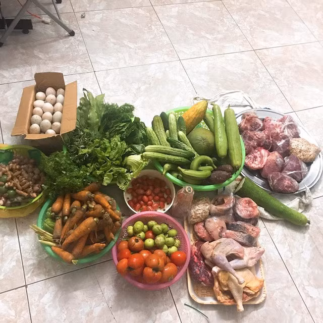 Từ những quả trứng, trái cây, rau củ tưởng chừng mua ở đâu cũng có nhưng khi nhận từ tay bố mẹ nó lại trở nên vô cùng quý giá.