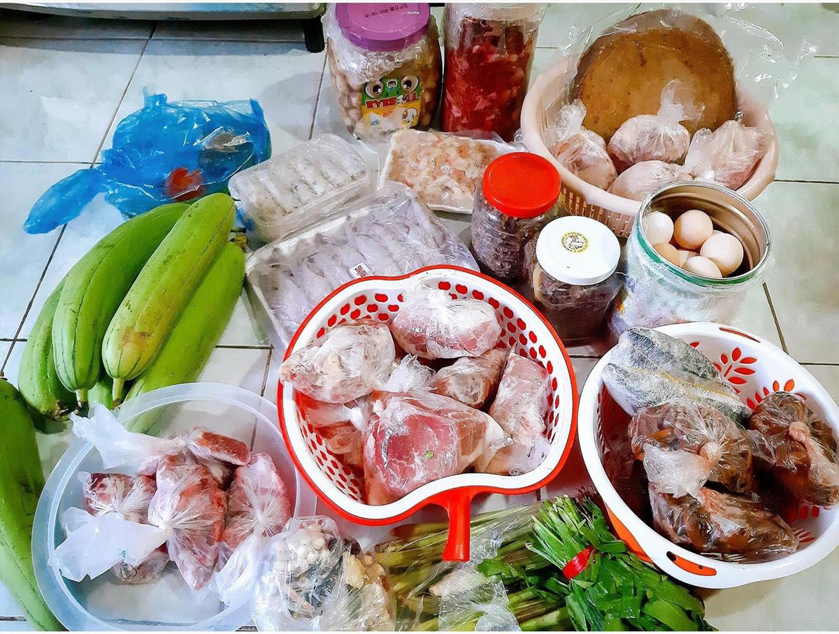 Lỉnh kỉnh quà quê ngày trở lại, lúc về nhẹ nhàng biết bao nhiêu, lúc đi lại nặng nề bấy nhiêu. Ngày trở lại là biết bao tình cảm của cha mẹ dành cho các con của mình.