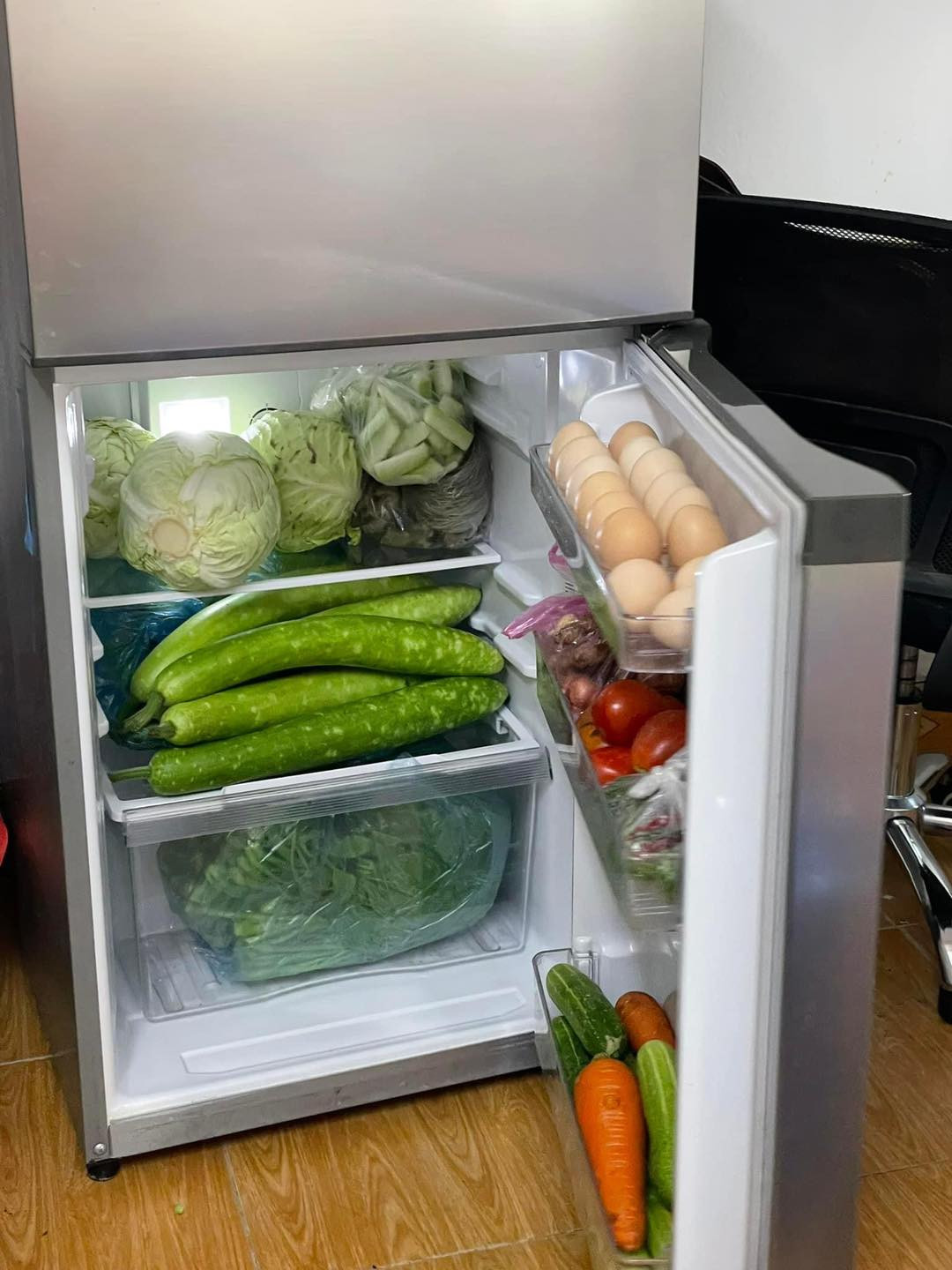 Sau khi những bức ảnh "chiến lợi phẩm" ăn cả tháng không hết sau dịp nghỉ lễ Quốc khánh 2/9 được chia sẻ, nhiều dân mạng, đặc biệt là phụ nữ cảm thấy ấm lòng và bày tỏ sự xúc động vì sự chăm sóc chu đáo từ xa của các ông bố, bà mẹ.