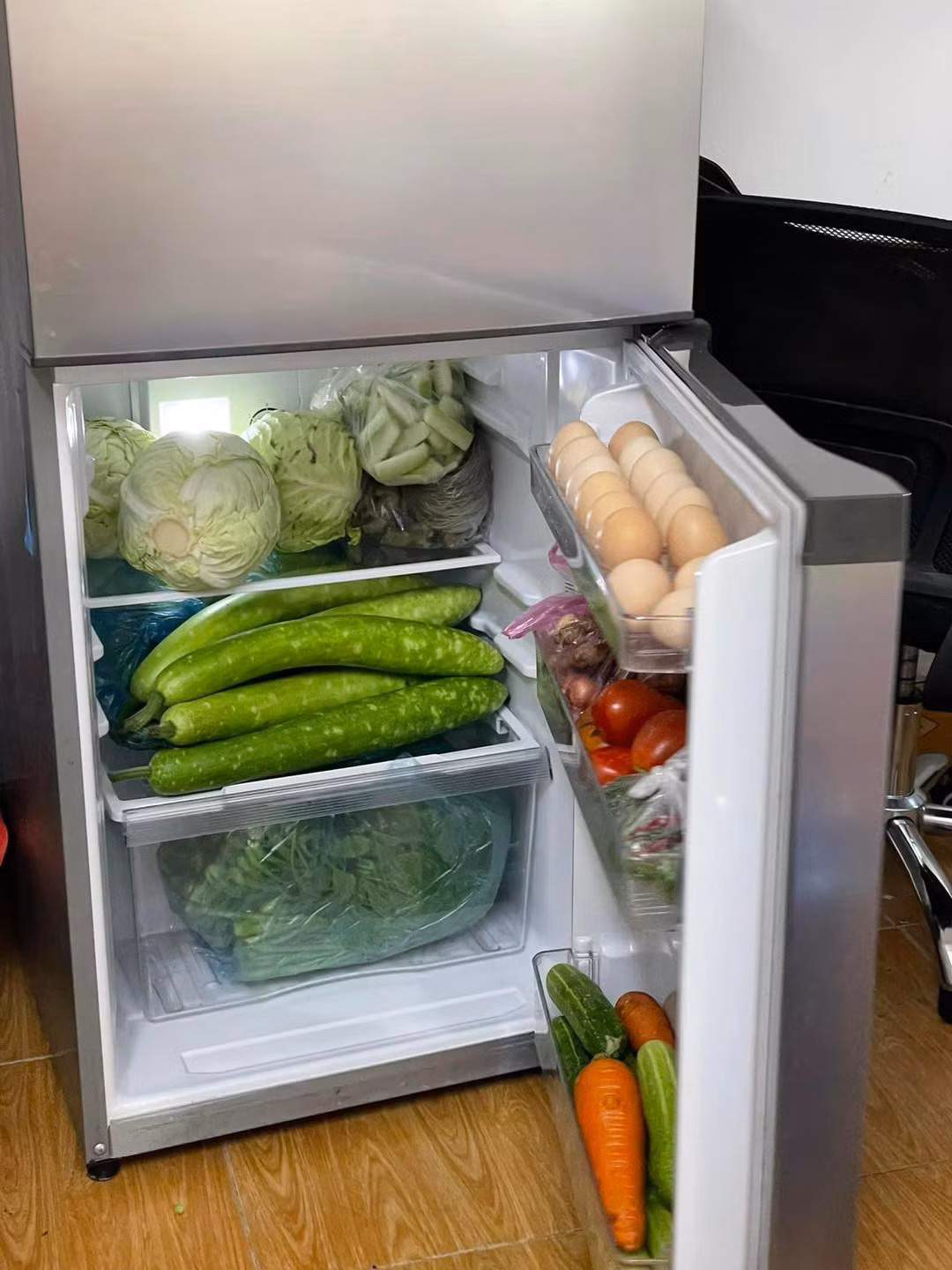 Sau khi những bức ảnh "chiến lợi phẩm" ăn cả tháng không hết sau dịp nghỉ lễ Quốc khánh 2/9 được chia sẻ, nhiều dân mạng, đặc biệt là phụ nữ cảm thấy ấm lòng và bày tỏ sự xúc động vì sự chăm sóc chu đáo từ xa của các ông bố, bà mẹ.