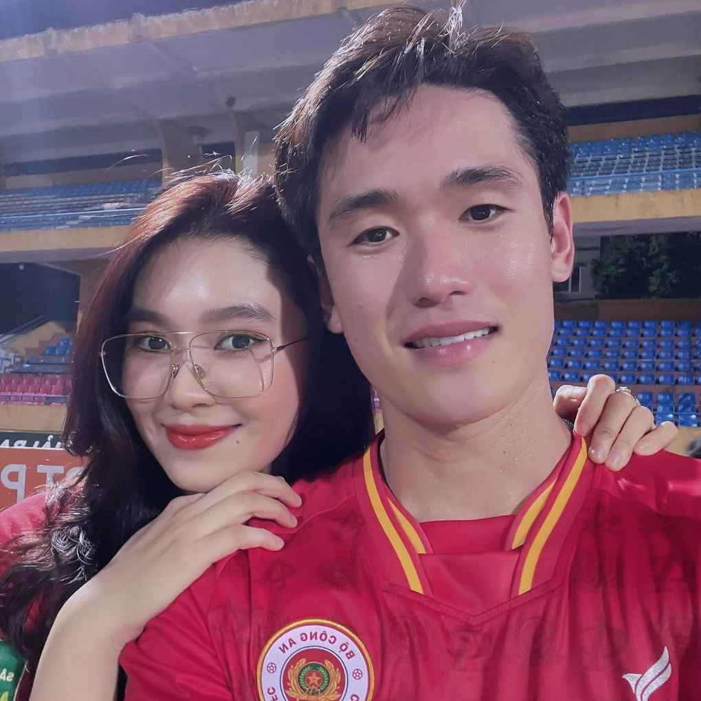 Phạm Trâm (tên đầy đủ Phạm Nguyễn Bích Trâm, SN 1996, Đồng Nai) được biết đến là vợ của trung vệ điển trai Huỳnh Tấn Sinh (SN 1998, Quảng Nam). Hiện tại, cô làm việc trong lĩnh vực ngân hàng.