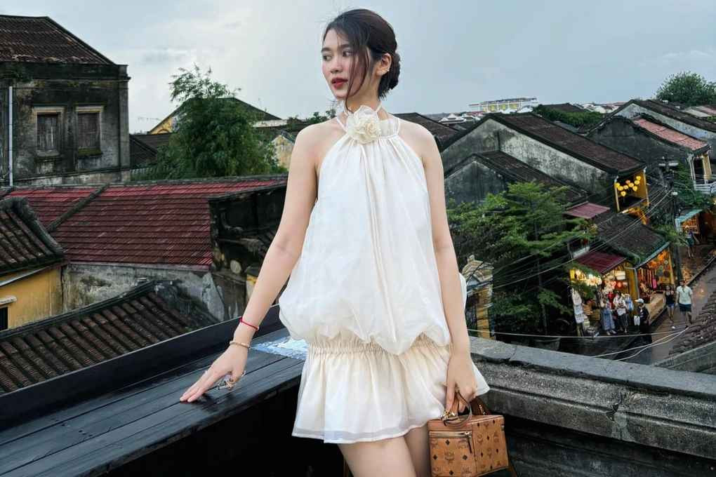 Ngoài đời, bà xã cầu thủ Huỳnh Tấn Sinh sở hữu gương mặt thanh thoát, vóc dáng thon gọn, cân đối.