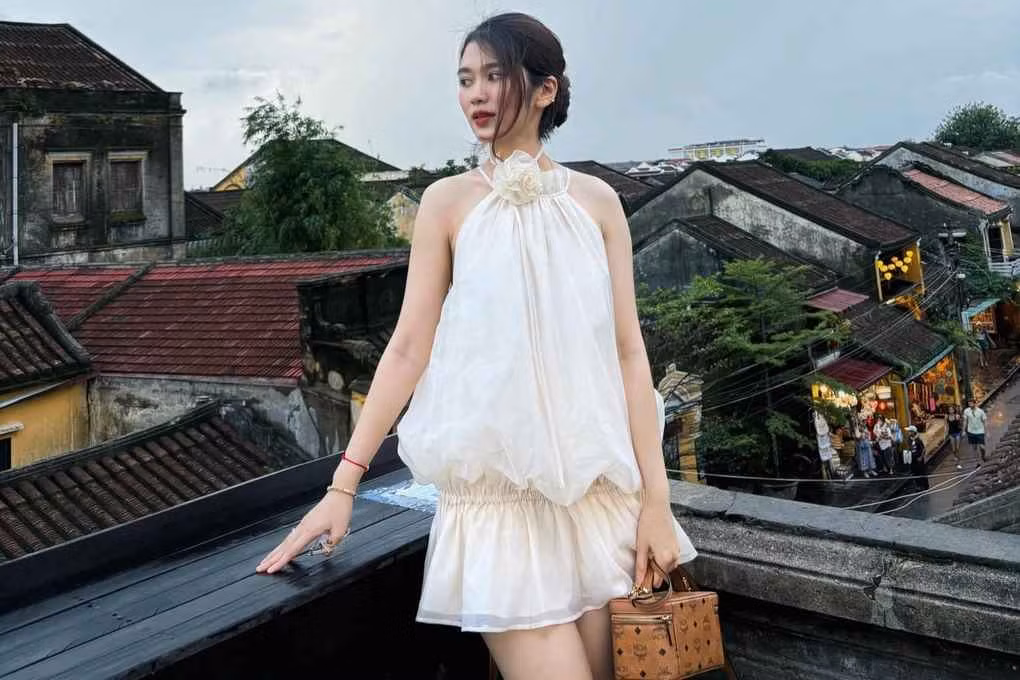 Ngoài đời, bà xã cầu thủ Huỳnh Tấn Sinh sở hữu gương mặt thanh thoát, vóc dáng thon gọn, cân đối.