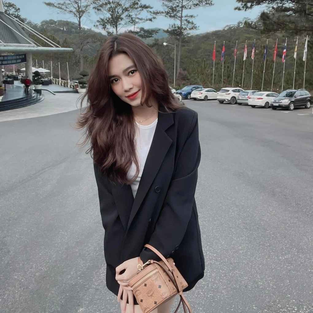 Không hoạt động trong lĩnh vực giải trí nhưng bà xã của cầu thủ Huỳnh Tấn Sinh vẫn được đánh giá cao về gu thời trang hiện đại, trẻ trung.