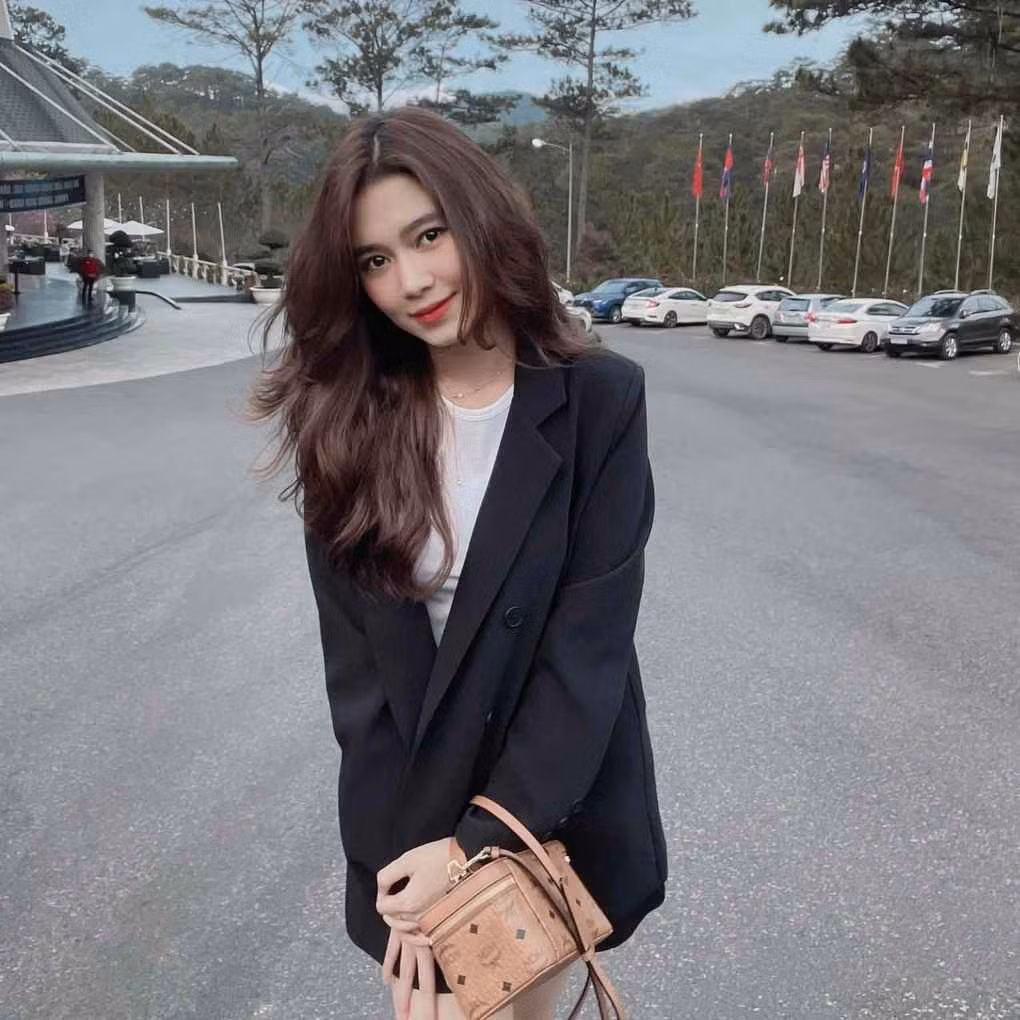 Không hoạt động trong lĩnh vực giải trí nhưng bà xã của cầu thủ Huỳnh Tấn Sinh vẫn được đánh giá cao về gu thời trang hiện đại, trẻ trung.