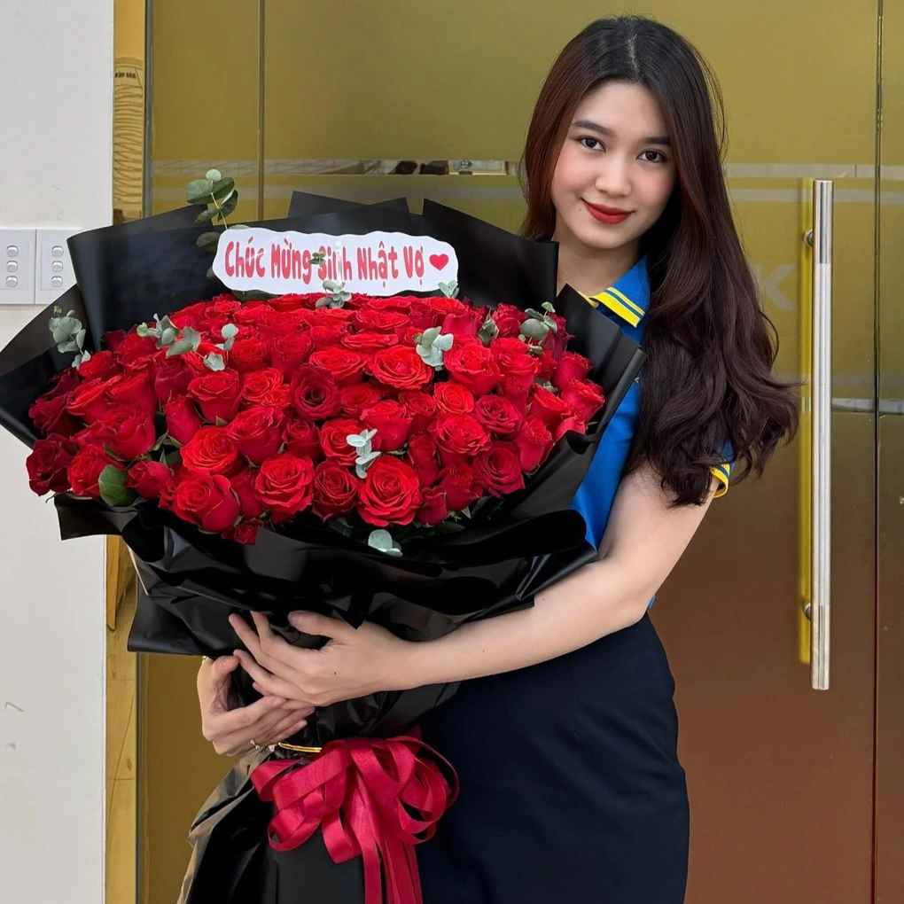 Sau nhiều lần giấu kín chuyện hẹn hò, Phạm Trâm - Tấn Sinh gây bất ngờ khi quyết định về chung một nhà vào cuối năm 2023.