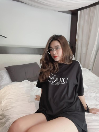 Mình thiên về cách chế biến theo phương pháp luộc, hấp để giữ được hương vị nguyên bản của món ăn, tránh sử dụng gia vị quá nhiều. Hàng ngày, mình bổ sung rất nhiều nước, khoảng 8 - 10 ly. Việc uống nước đầy đủ vừa giúp đẹp da lại tránh được cảm giác thèm ăn", Phạm Trâm nói.