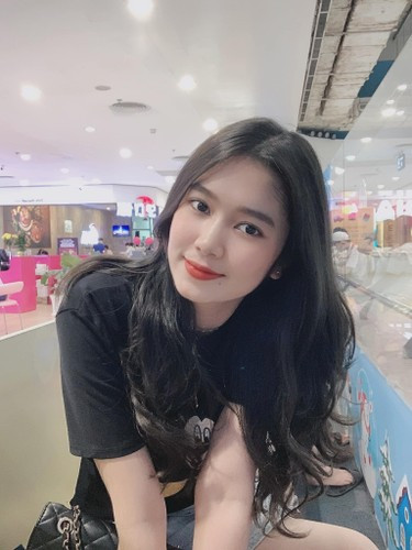 Vợ Huỳnh Tấn Sinh từng chia sẻ: "Mình cao 1m68, nặng 54kg. Để giữ thân hình lý tưởng, mình áp dụng chế độ ăn uống lành mạnh, nạp đầy đủ các chất dinh dưỡng. Tuy nhiên, mình hạn chế tinh bột và đường...