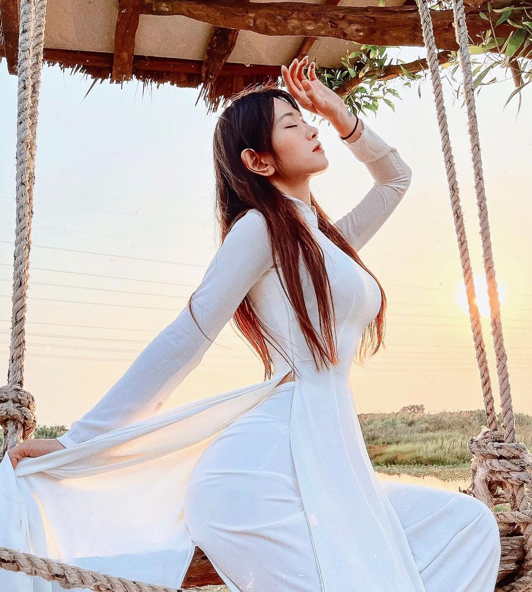 Một nửa khen Lê Bống xinh xắn trong tà áo dài trắng, một nửa lại cho rằng việc mặc áo dài nhảy nhót như vậy không phù hợp.