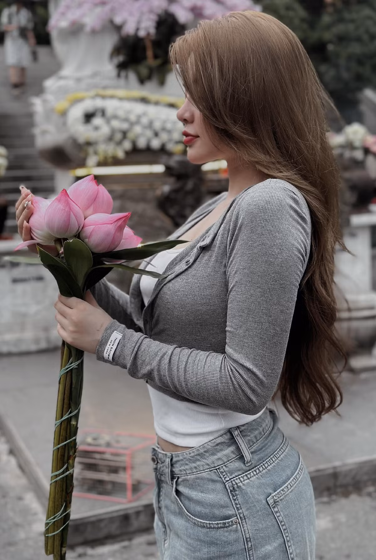 Na Thỏ hi vọng sắp tới cô sẽ kiếm được nhiều tiền hơn nữa để tiếp tục có cơ hội giúp đỡ các em về mặt vật chất nhiều hơn, mong rằng các em sẽ mạnh mẽ để vượt qua những khó khăn, thiệt thòi trong cuộc sống.