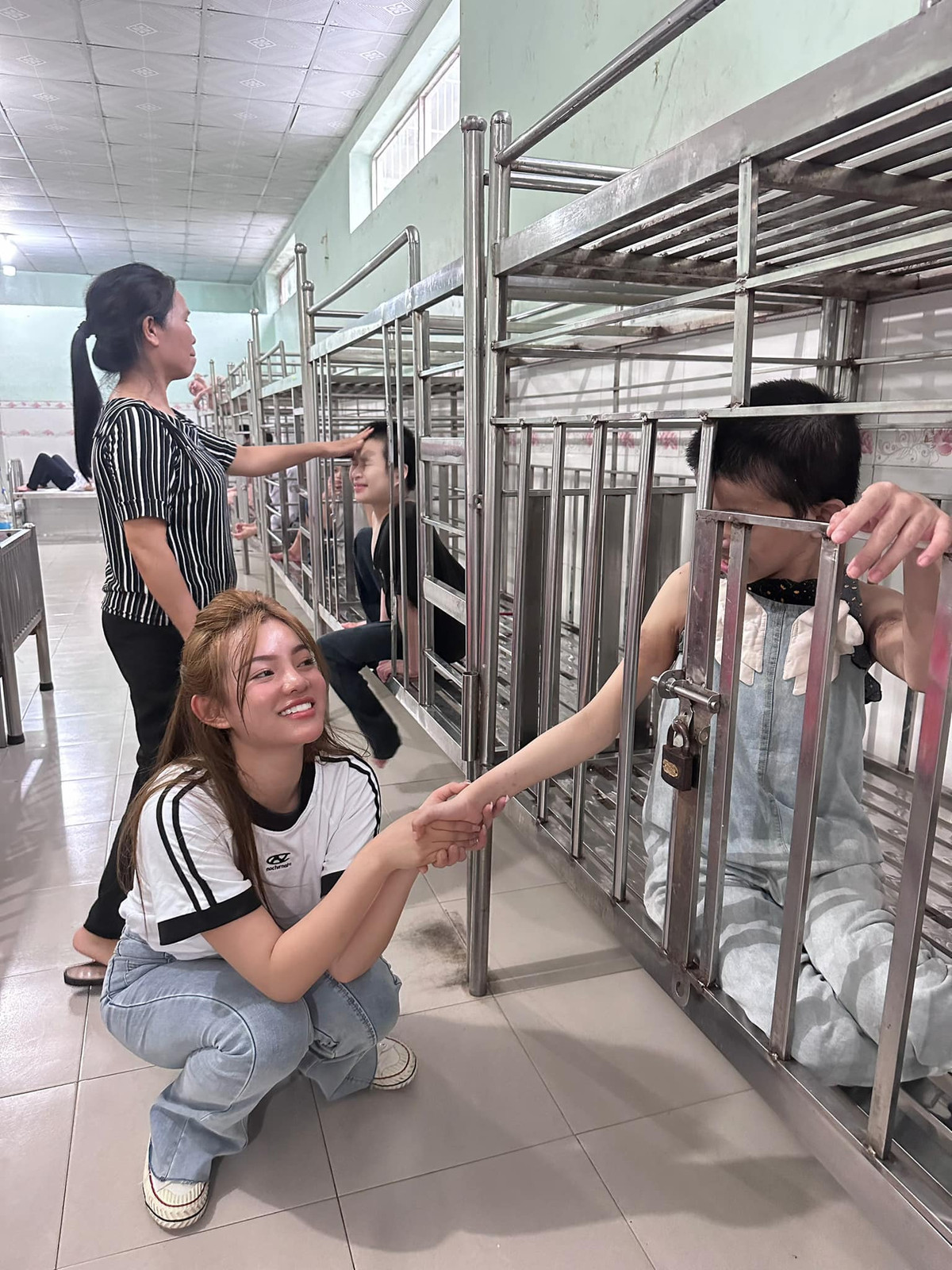 Chuỗi hoạt động thiện nguyện được Na Thỏ chia sẻ trên trang cá nhân của cô. Điểm đến của cô nàng là những ngôi chùa cưu mang trẻ cơ nhỡ, bỏ rơi, những mái ấm tình thương, những người vô gia cư…