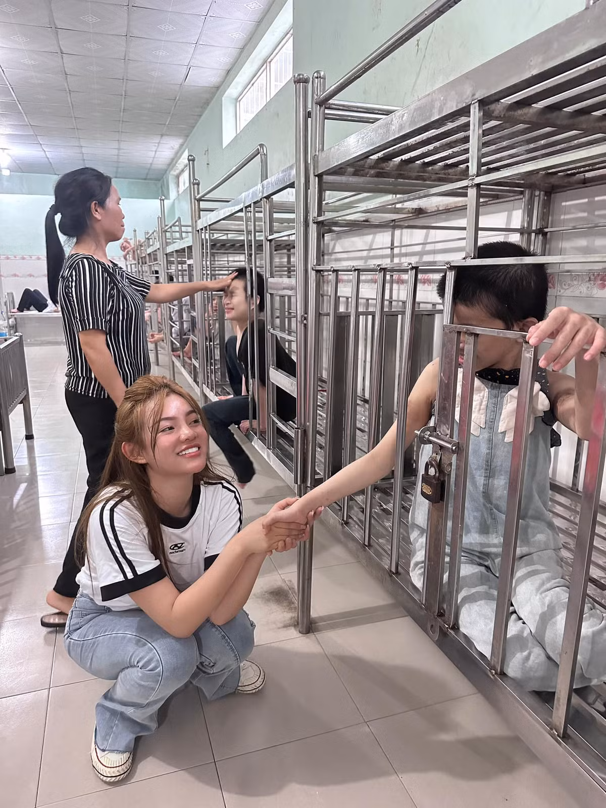 Chuỗi hoạt động thiện nguyện được Na Thỏ chia sẻ trên trang cá nhân của cô. Điểm đến của cô nàng là những ngôi chùa cưu mang trẻ cơ nhỡ, bỏ rơi, những mái ấm tình thương, những người vô gia cư…