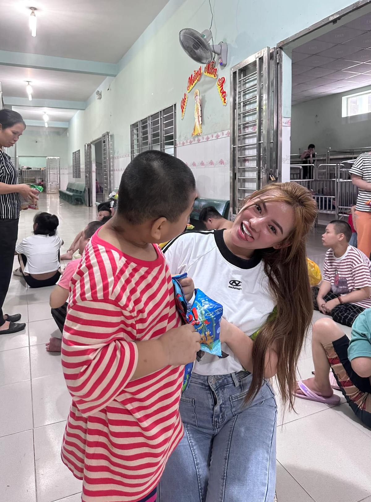 Nhìn những tấm ảnh mà nữ streamer 9X chia sẻ có thể thấy, dù mồ hôi ướt đẫm, diện trang phục quần jeans giản dị và make-up nhẹ nhàng, Na Thỏ vẫn luôn giữ được vẻ ngoài xinh đẹp, sang chảnh.