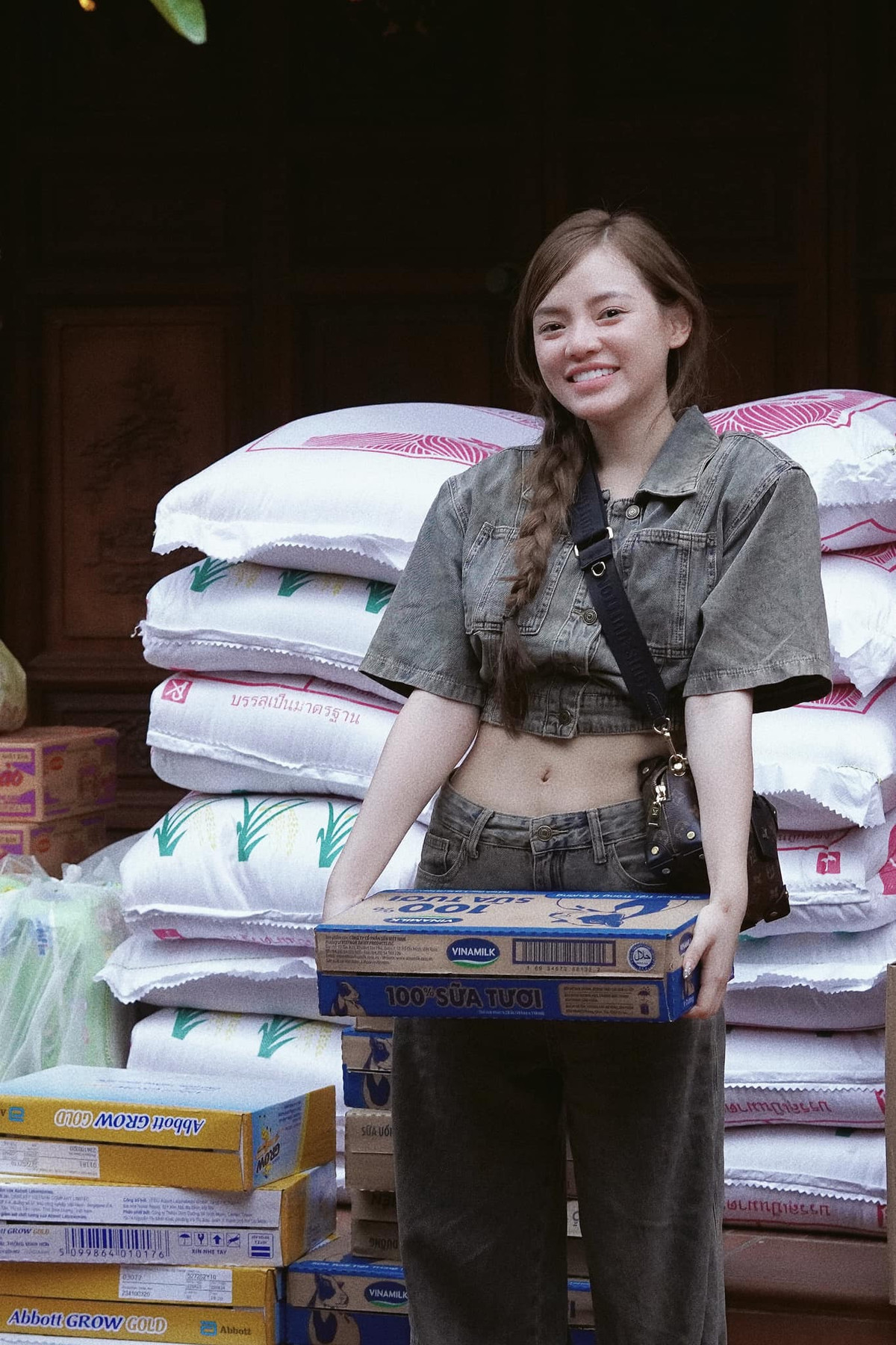 Không giống với vẻ ngoài sang chảnh, bên trong Na Thỏ là một cô gái ấm áp, vô cùng yêu mến và thích chơi đùa với các em nhỏ. Trong những lần đi thiện nguyện, cô không ngại ngần mà bế bồng, ôm ấp, trao gửi những lời yêu thương lời động viên tới các em.