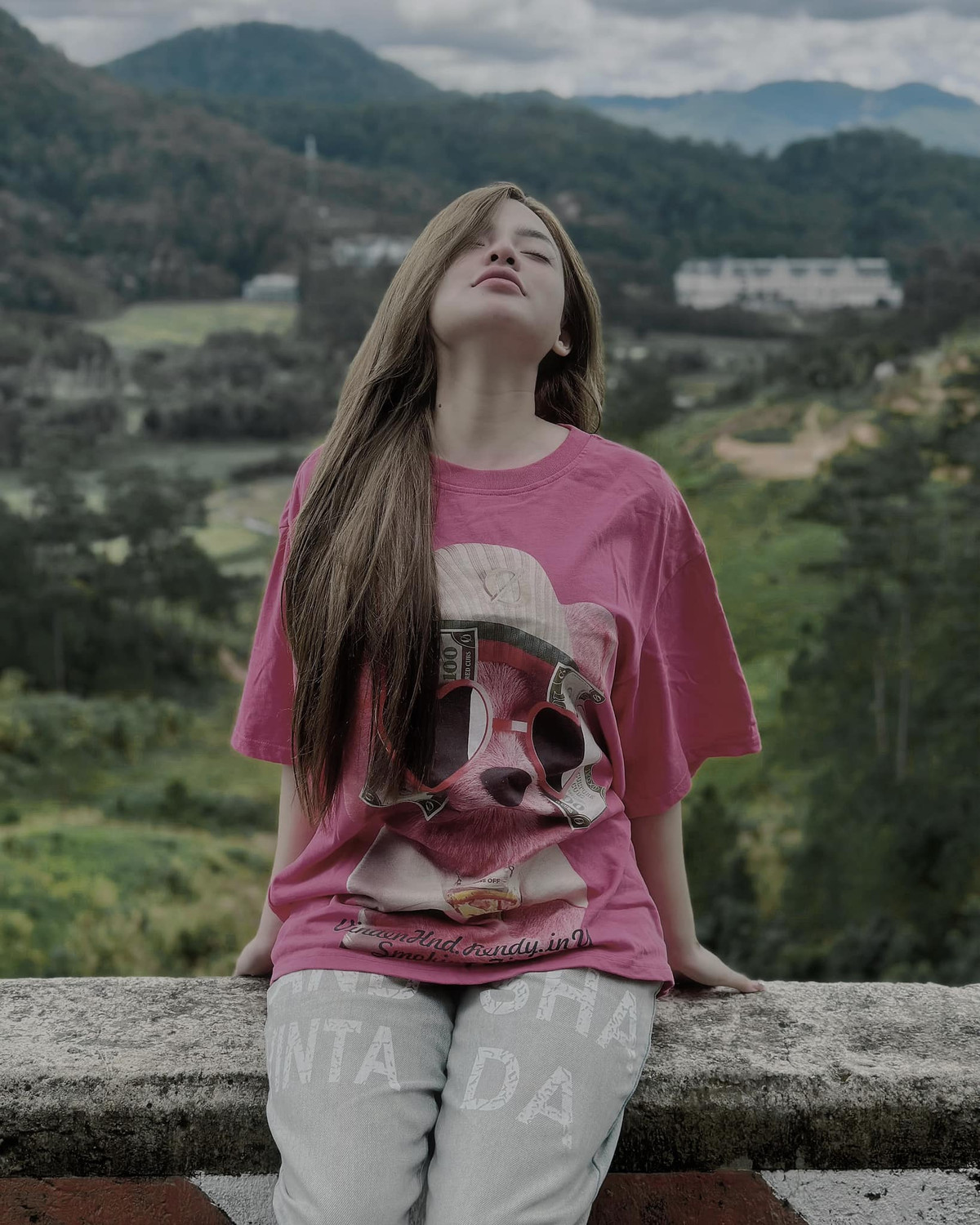 Na Thỏ cho biết, để chuẩn bị cho mỗi chuyến đi thiện nguyện cô thường phải dậy từ rất sớm hoặc làm tới rất khuya để hỗ trợ mọi người đóng gói hộp quà, đồ ăn… nhưng mỗi khi làm công việc đó cô luôn cảm thấy vô cùng vui vẻ và hạnh phúc.