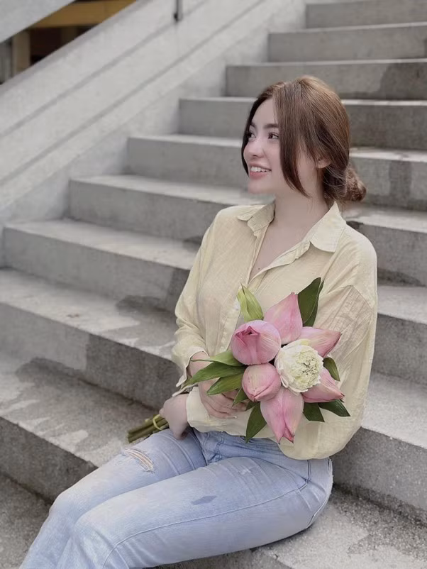 Lộng lẫy phấn son, những bộ cánh lấp lánh dường như là điều rất đỗi quen thuộc khi nhắc tới hot girl 9X Võ Thị Ngọc Quỳnh (Na Thỏ). Thế nhưng, đó chỉ là những hình ảnh khi cô nàng hết mình với công việc nhưng khi đi từ thiện lại rất giản dị nhưng vẫn hết sức xinh đẹp.