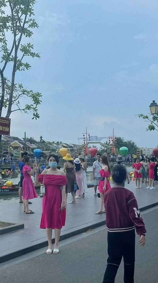 Dù vậy, nhiều dân mạng vẫn không ngớt lời khen ngợi độ xinh đẹp của cô gái trong video.