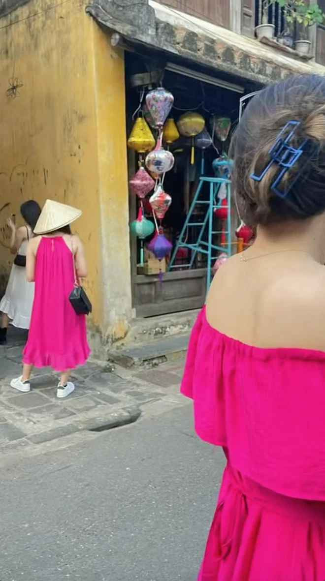 Cũng chính vì thế nên cô gái trong câu chuyện dưới đây đã rất cẩn thận trong việc chọn váy mặc khi đi Hội An.