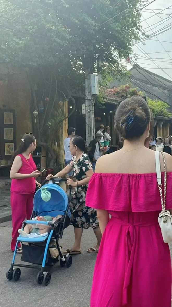 Vậy mà mới đi dạo một vòng phố cổ Hội An, cô gái trong video đã gặp cả một "binh đoàn áo hồng" thế này đây...