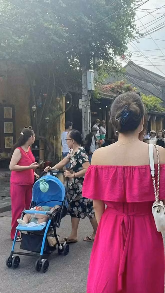 Vậy mà mới đi dạo một vòng phố cổ Hội An, cô gái trong video đã gặp cả một "binh đoàn áo hồng" thế này đây...