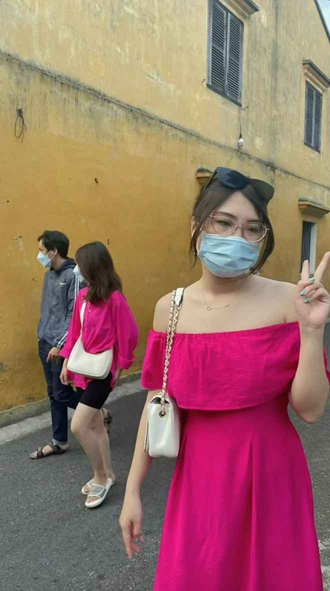 "Màu này với xanh bơ đang hot, đi đâu cũng gặp luôn." hay "Màu này đang hot nàng ơi. Nhưng mà nhìn nàng vẫn xinh lung linh mà."... là những bình luận mà netizen để lại dưới clip của cô nàng.