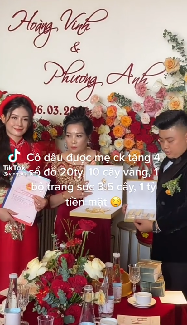 Diểm nhấn của buổi lễ chính là màn nhà trai tặng quà cưới cho con dâu. Cô dâu Bắc Ninh đã được mẹ chồng tặng của hồi môn “siêu khủng” gồm có: 4 sổ đỏ do cô dâu đứng tên trị giá hơn 20 tỷ, 10 cây vàng, bộ trang sức 3,5 cây vàng và 1 tỷ tiền mặt.