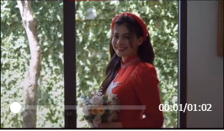 Sau khi kết thúc buổi lễ trong nhà thì cả cô dâu và chú rể đều thay trang phục để tiếp tục làm lễ tối ở bãi biển. Khác với buổi sáng có phần màu sắc thì buổi lễ vào chiều tối trên biển được trang trí theo phong cách nhẹ nhàng, lãng mạng.