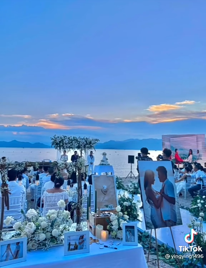 Trong video có thể thấy trên tay cô dâu cầm sổ đỏ nhà đất, bên cạnh mẹ chồng đang cầm 3 hộp trang sức, phía trước là cộc tiền mặt. Được nhận quà cưới hậu hĩnh nên cô dâu Phương Anh cười tươi hết cỡ.