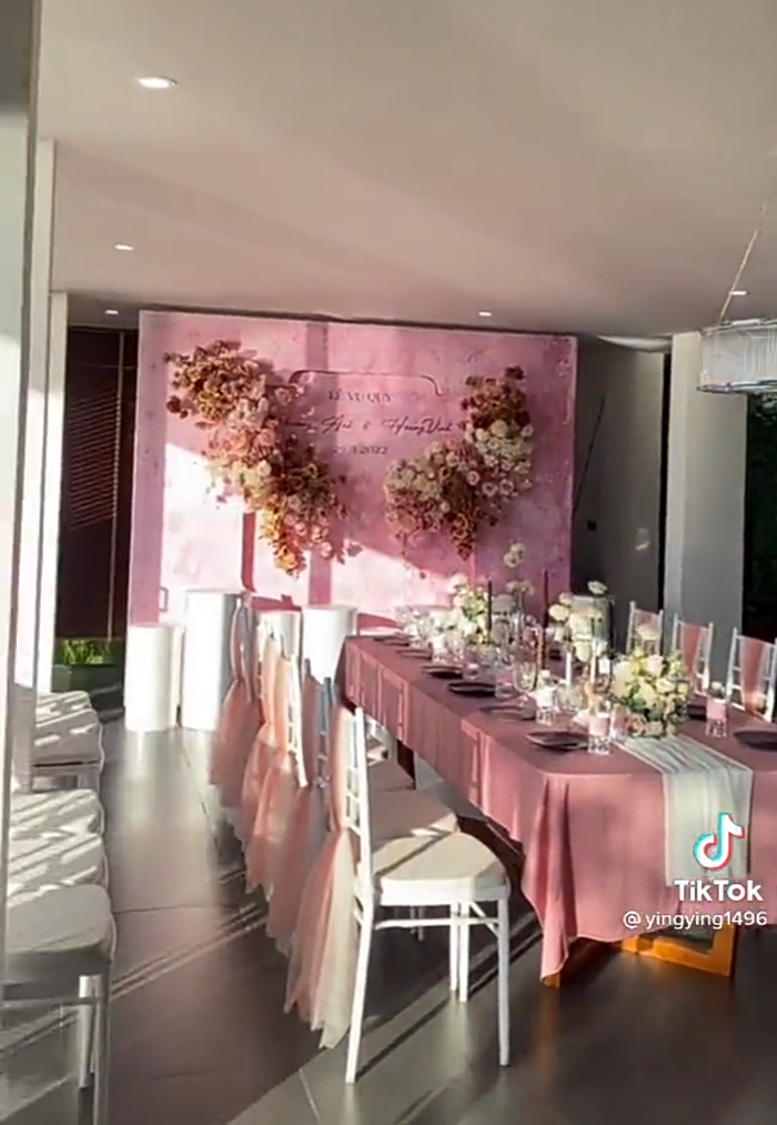 Được biết, đám cưới linh đình này là của chú rể Hoàng Vinh và cô dâu Phương Anh. Hôn lễ được tổ chức tại bãi biển ở Nha Trang, đây cũng là quê nhà của chú rể.