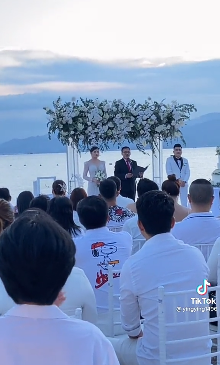 Sau khi video được đăng tải đã nhanh chóng thu hút sự chú ý của cư dân mạng, hầu hết mọi người đều gửi lời chúc phúc đến cặp đôi cô dâu chú rể tiền tỷ này.